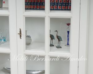 Libreria vetrina in legno massello 2 ante con inglesina finitura laccata colore bianco